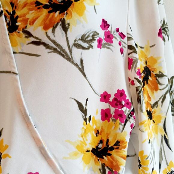 Express V-Neck Floral Print Top - Picture 3 of 8